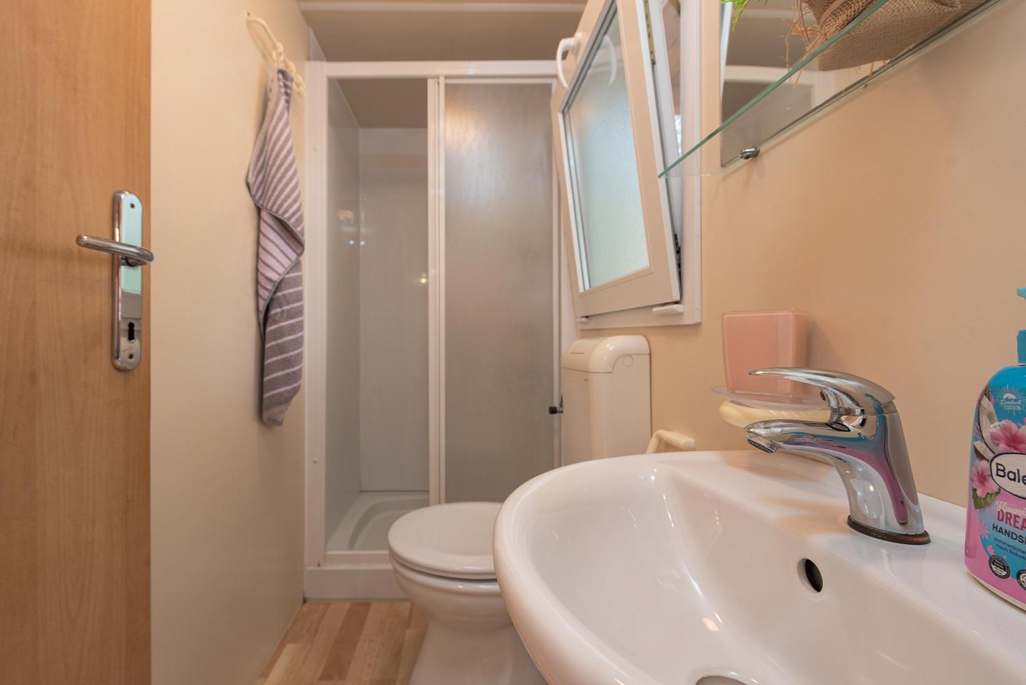 Camp Mrkva Mobile Homes With Pool Сукошан Номер фото